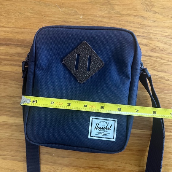 Hershel purse navy - excellent condition - Picture 8 of 8